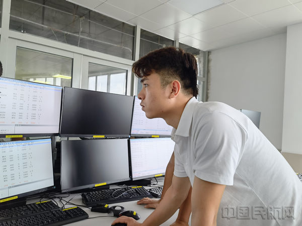 珠?？展苷炯夹g保障部完成樞紐室監控搬遷